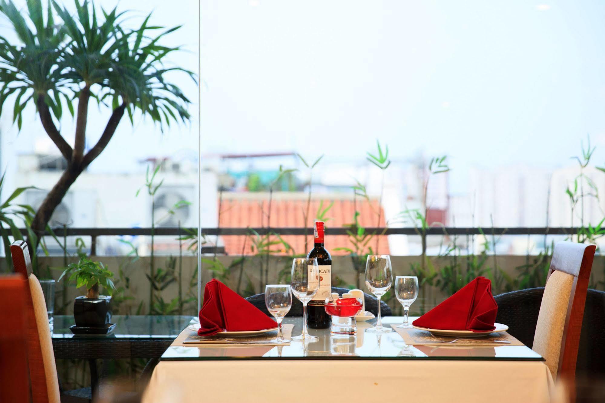 Luxeden Hotel Hanoi Esterno foto